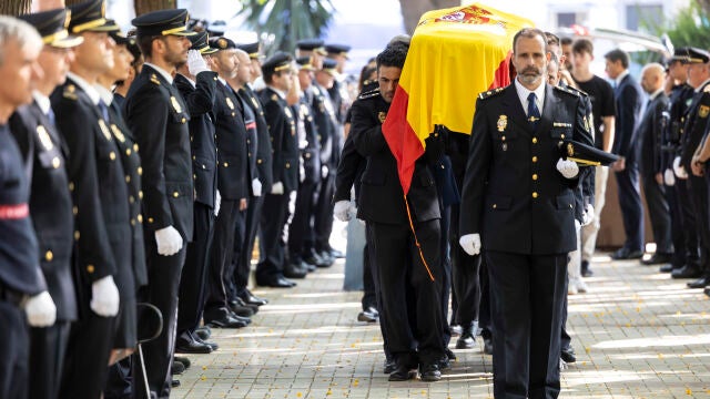 Compañeros portan el féretro del subinspector de Policía Antonio Ramos Pérez, fallecido ayer jueves a los 48 años