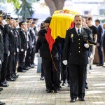 Compañeros portan el féretro del subinspector de Policía Antonio Ramos Pérez, fallecido ayer jueves a los 48 años