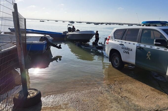 Incautación de una narcolancha en la playa de Adra