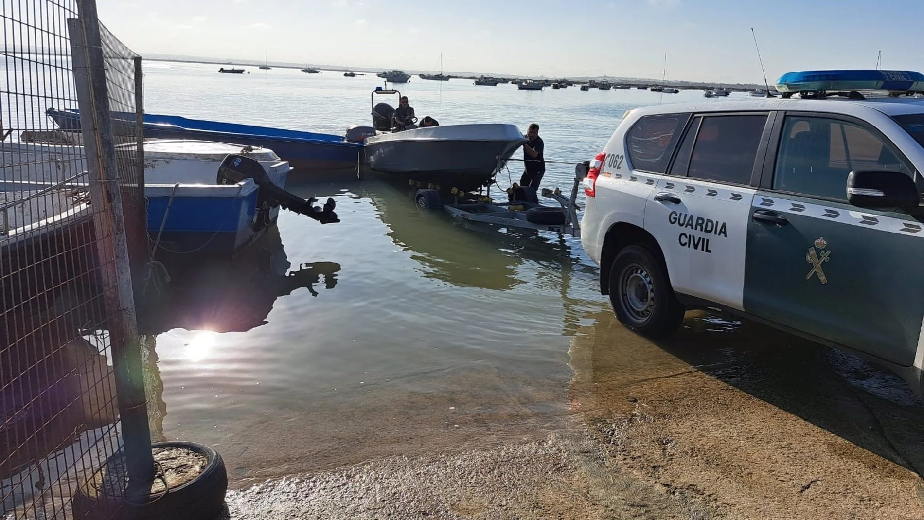 Incautación de una narcolancha en la playa de Adra