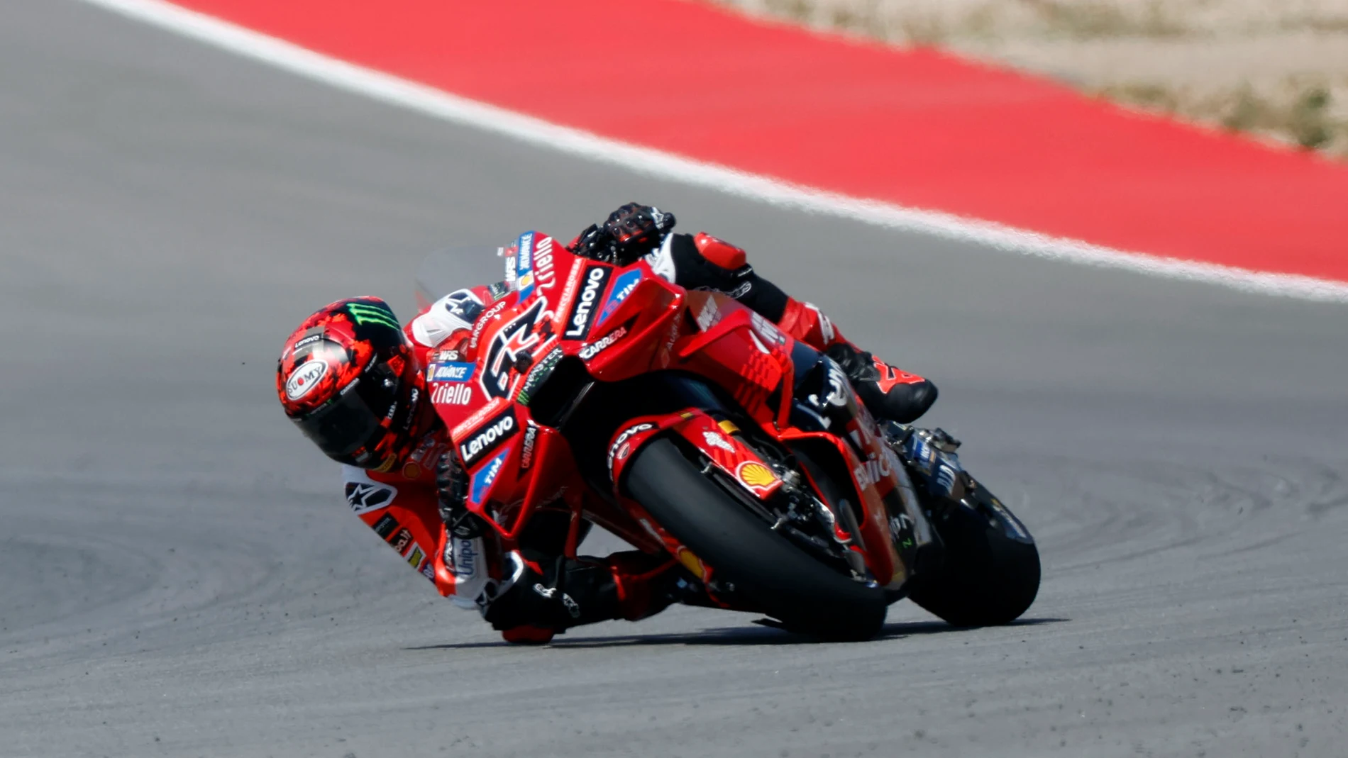 ALCAÑIZ (TERUEL), 06/06/2025.- El piloto italiano de MotoGP Francesco Bagnaia, del equipo Ducati Lenovo Team, toma la curva durante la primera sesión de entrenamientos libres para el Gran Premio de Aragón de Motociclismo, este viernes, en el circuito de Motorland Alcañiz, en Teruel. EFE/Javier Cebollada