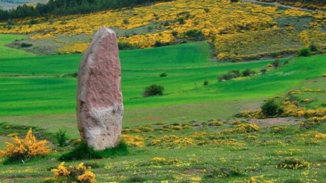 Esta es la espectacular ruta de los menhires de Cantabria donde te sentirás en La Galia