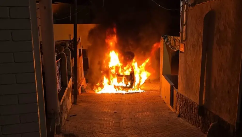 Quema en La Alquería (Adra) de un vehículo de la Guardia Civil