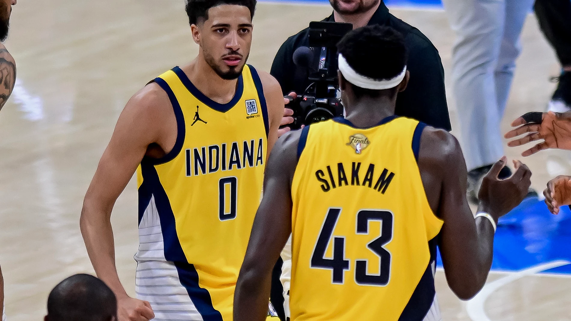 OKLAHOMA CITY (United States), 06/06/2025.- Indiana Pacers guard Tyrese Haliburton (L) reacts with Indiana Pacers forward Pascal Siakam (R) after the Pacers defeated the Oklahoma City Thunder during game one of the NBA Finals between the Indiana Pacers and the Oklahoma City Thunder in Oklahoma City, Oklahoma, USA, 05 June 2025. (Baloncesto) EFE/EPA/MANUELA SOLDI SHUTTERSTOCK OUT