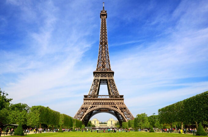La Torre Eiffel es uno de los monumentos más emblemáticos del mundo y un símbolo de Francia y Europa, que a su vez, sufre un fenómeno que le hace crecer todos los años