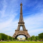 La Torre Eiffel es uno de los monumentos más emblemáticos del mundo y un símbolo de Francia y Europa, que a su vez, sufre un fenómeno que le hace crecer todos los años