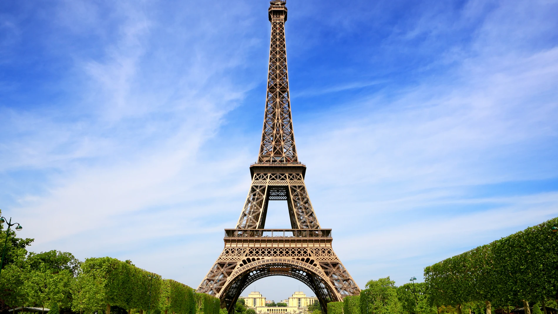 La Torre Eiffel es uno de los monumentos más emblemáticos del mundo y un símbolo de Francia y Europa, que a su vez, sufre un fenómeno que le hace crecer todos los años