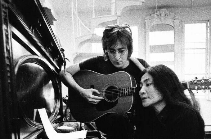 John Lennon y Yoko Ono, ante el piano de su apartamento neoyorquino en Greenwich Village