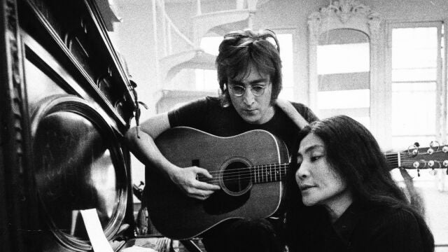 John Lennon y Yoko Ono, ante el piano de su apartamento neoyorquino en Greenwich Village