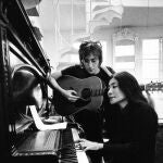 John Lennon y Yoko Ono, ante el piano de su apartamento neoyorquino en Greenwich Village