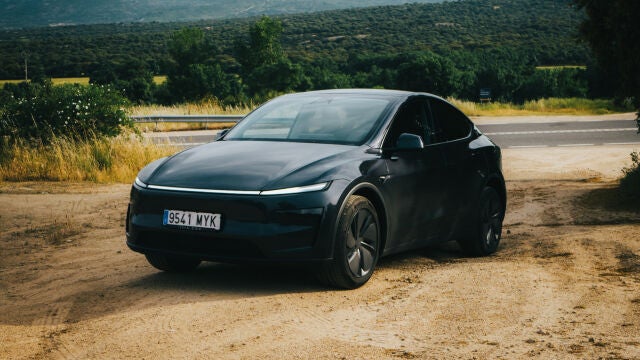 Frontal del Tesla Model Y de 2025