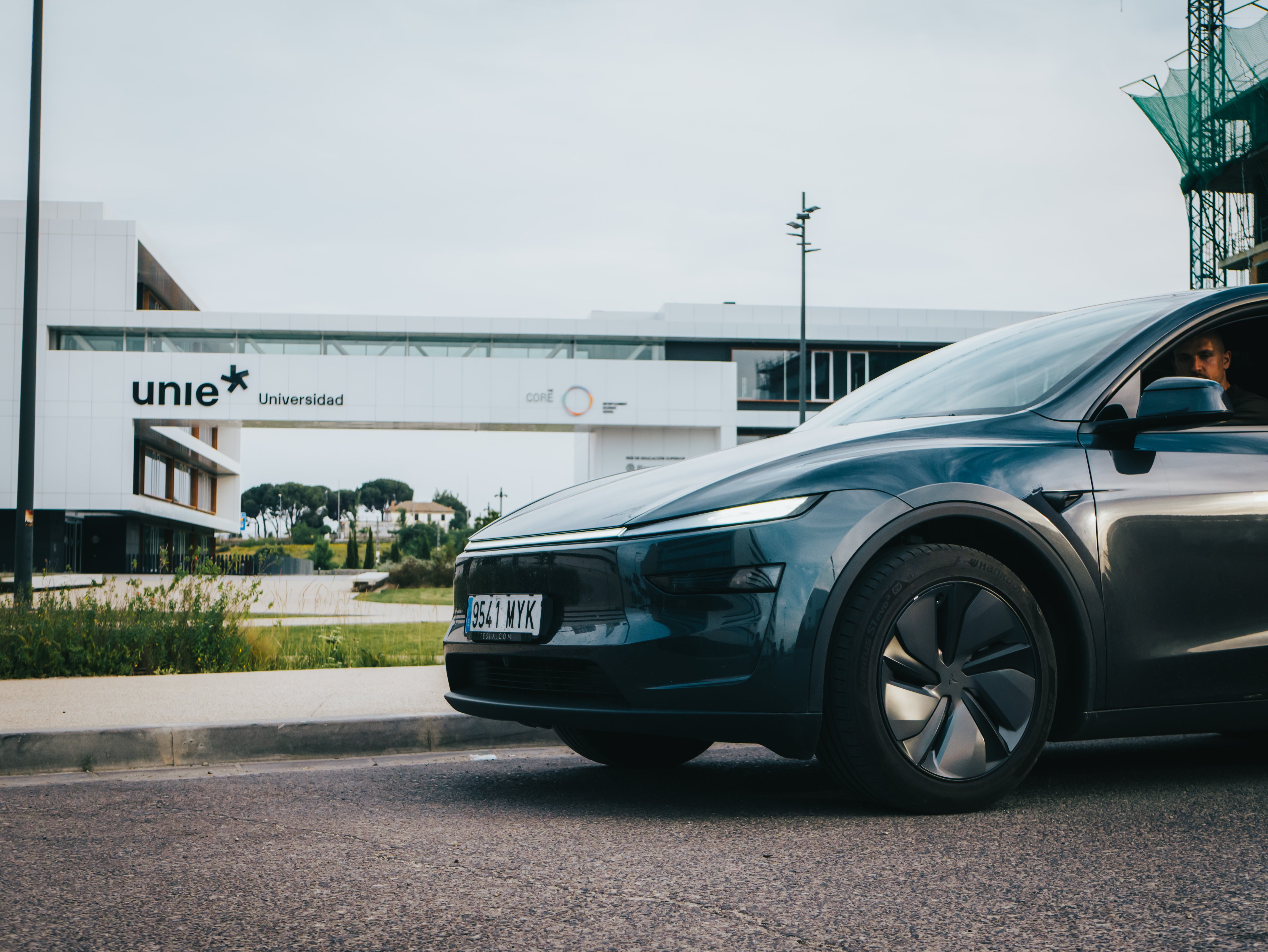 Detalle del frontal del Tesla Model Y