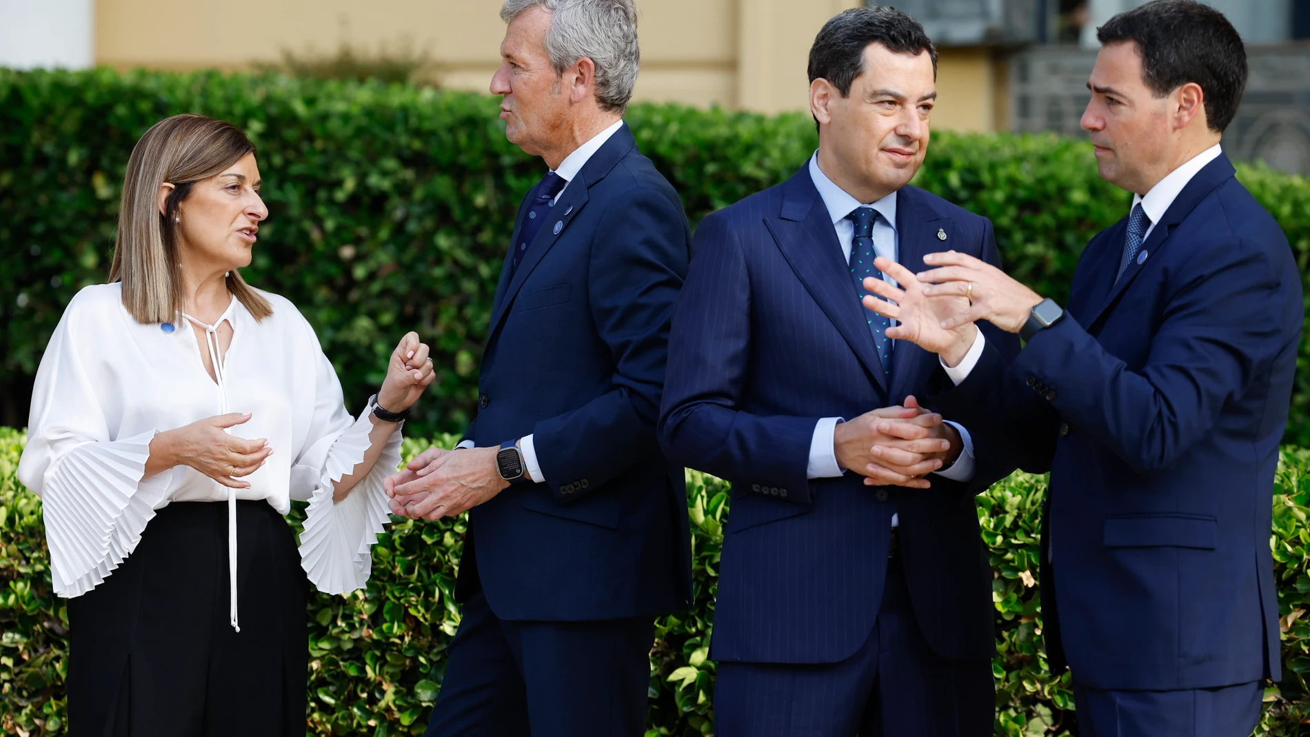 BARCELONA, 06/06/2025.- La presidenta de Cantabria, María José Sáenz de Buruaga (i) junto al presidente de la Xunta, Alfonso Rueda (2i), el presidente de Andalucía, Juanma Moreno (2d) y el lendakari Imanol Pradales (d) a su llegada a la XXVIII Conferencia de Presidentes que se celebra este viernes en el Palau de Pedralbes, en Barcelona. EFE/ Alberto Estevez