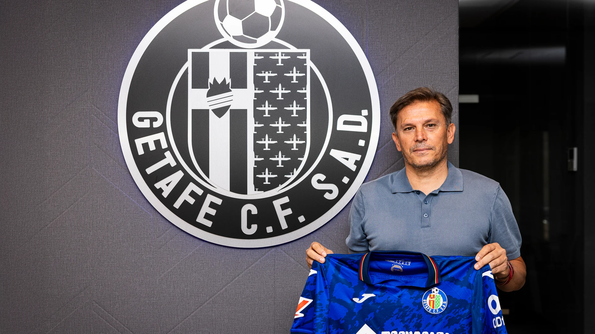 GETAFE (C.DE MADRID), 06/06/2025.- Antonio Muñoz Gómez será el nuevo director deportivo del Getafe CF tras el acuerdo alcanzado, por dos años, entre la entidad azulona y el exjugador. Su vuelta al Coliseum supone un paso estratégico en la planificación deportiva del club, con el objetivo de consolidar el proyecto azulón en la élite del fútbol español y fortalecer todas las áreas vinculadas a la gestión deportiva. EFE/Getafe C.F. *****SOLO USO EDITORIAL/SOLO DISPONIBLE PARA ILUSTRAR LA NOTICI...