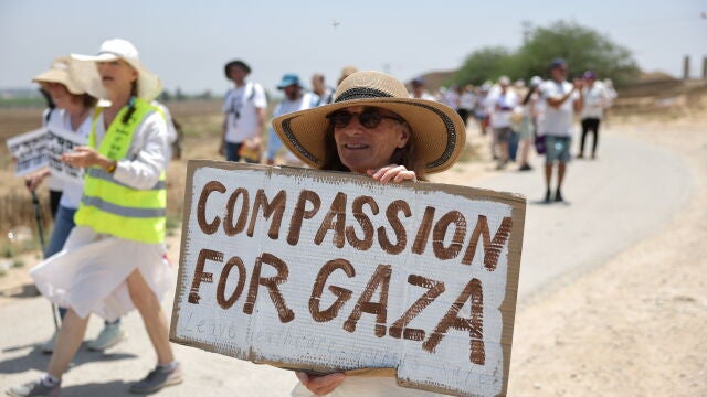 Protest march from Tel Aviv to Gaza border calling to stop the war