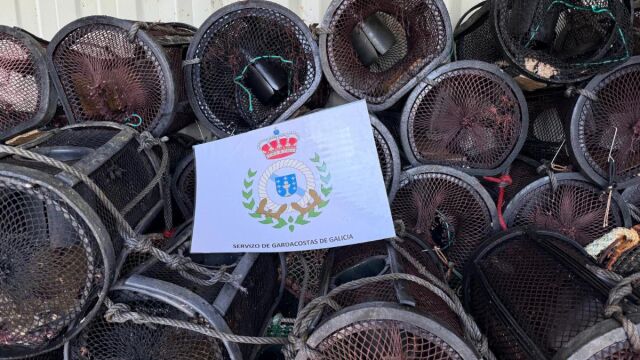 Más de 6.000 nasas y cacharros de pulpo incautados por Guardacostas durante la veda en Galicia