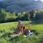 Influencers tomando el sol en el campo.