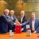Jorge Llorente y Óscar Hernández durante la firma del convenio
