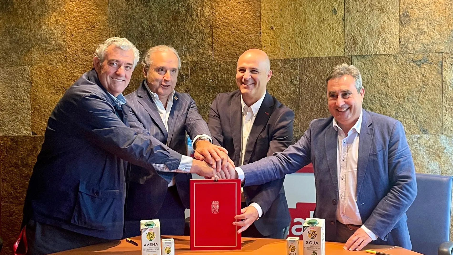 Jorge Llorente y Óscar Hernández durante la firma del convenio