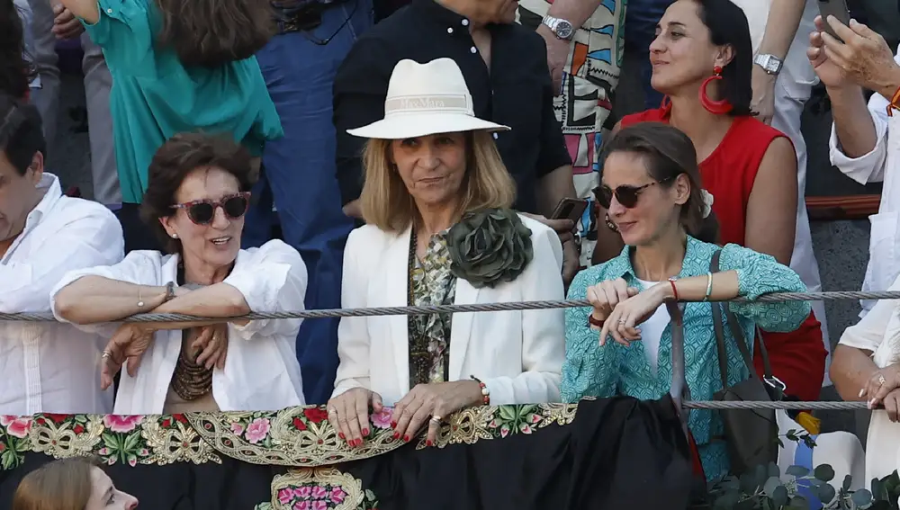 El look de la Infanta Elena en los toros.