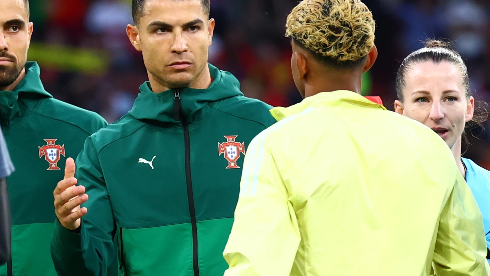 Munich (Germany), 08/06/2025.- Cristiano Ronaldo of Portugal (L) and Lamine Yamal of Spain (R) shake hands ahead of the UEFA Nations League final match between Portugal and Spain in Munich, Germany, 08 June 2025. (Alemania, España) EFE/EPA/ANNA SZILAGYI