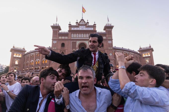 Morante cumple el sueño de su vida: abre entre lágrimas la Puerta Grande de Las Ventas 