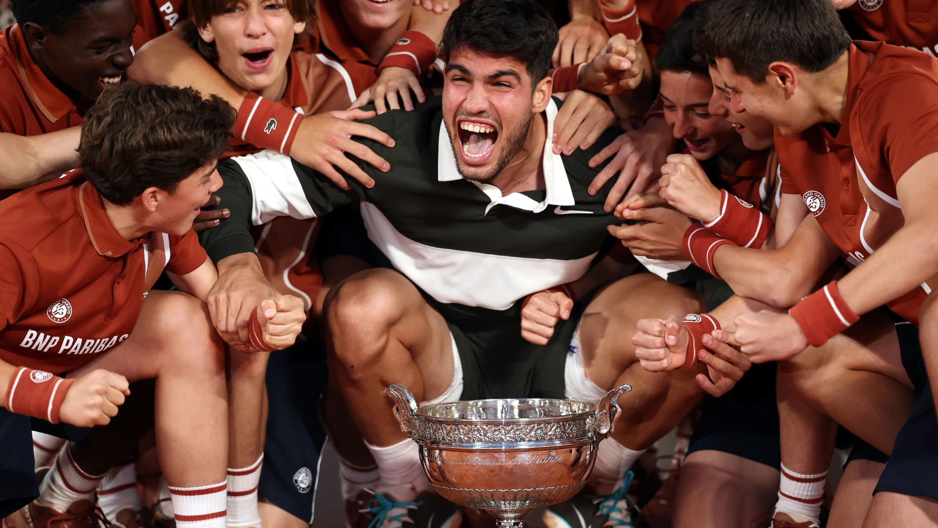 PARIS (France), 08/06/2025.- Carlos Alcaraz of Spain celebrates with the Coupe des Mousquetaires and ball kids after winning his Men's final match against Jannik Sinner of Italy at the French Open Grand Slam tennis tournament at Roland Garros in Paris, France, 08 June 2025. (Tenis, Abierto, Francia, Italia, España) EFE/EPA/MOHAMMED BADRA