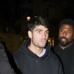 Carlos Alcaraz al salir del restaurante en París