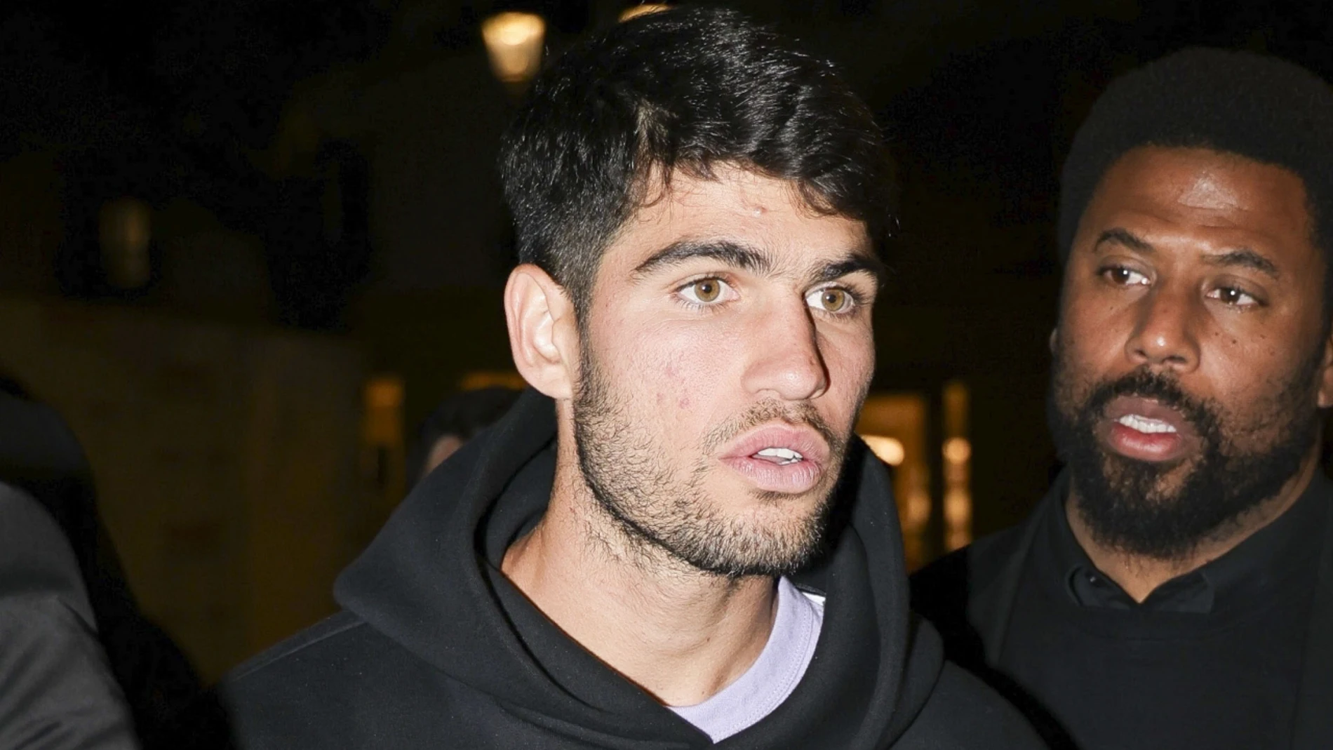 Carlos Alcaraz al salir del restaurante en París