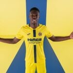 Fútbol.- El Villarreal CF y Joma presentan la nueva primera equipación con una novedosa franja azul