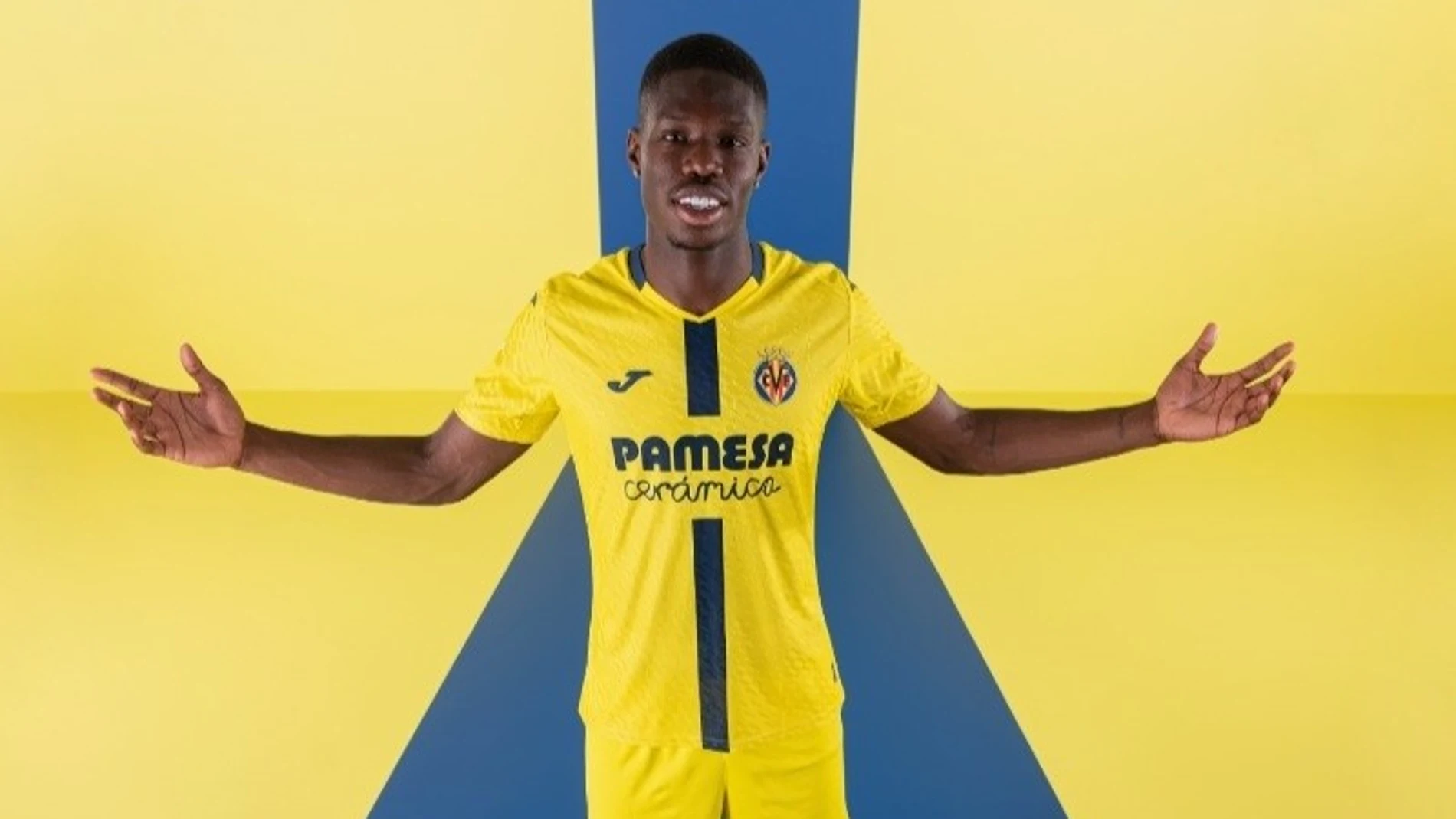 El jugador del Villarreal CF Thierno Barry posa con la camiseta de la temporada 2025-2026. REMITIDA / HANDOUT por VILLARREAL CF Fotografía remitida a medios de comunicación exclusivamente para ilustrar la noticia a la que hace referencia la imagen, y citando la procedencia de la imagen en la firma 09/06/2025