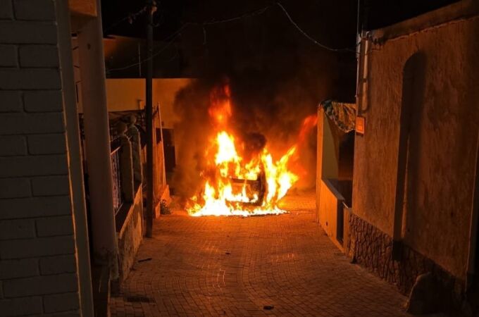 Incendio de un vehículo patrulla de la Guardia Civil en Adra (Almería).