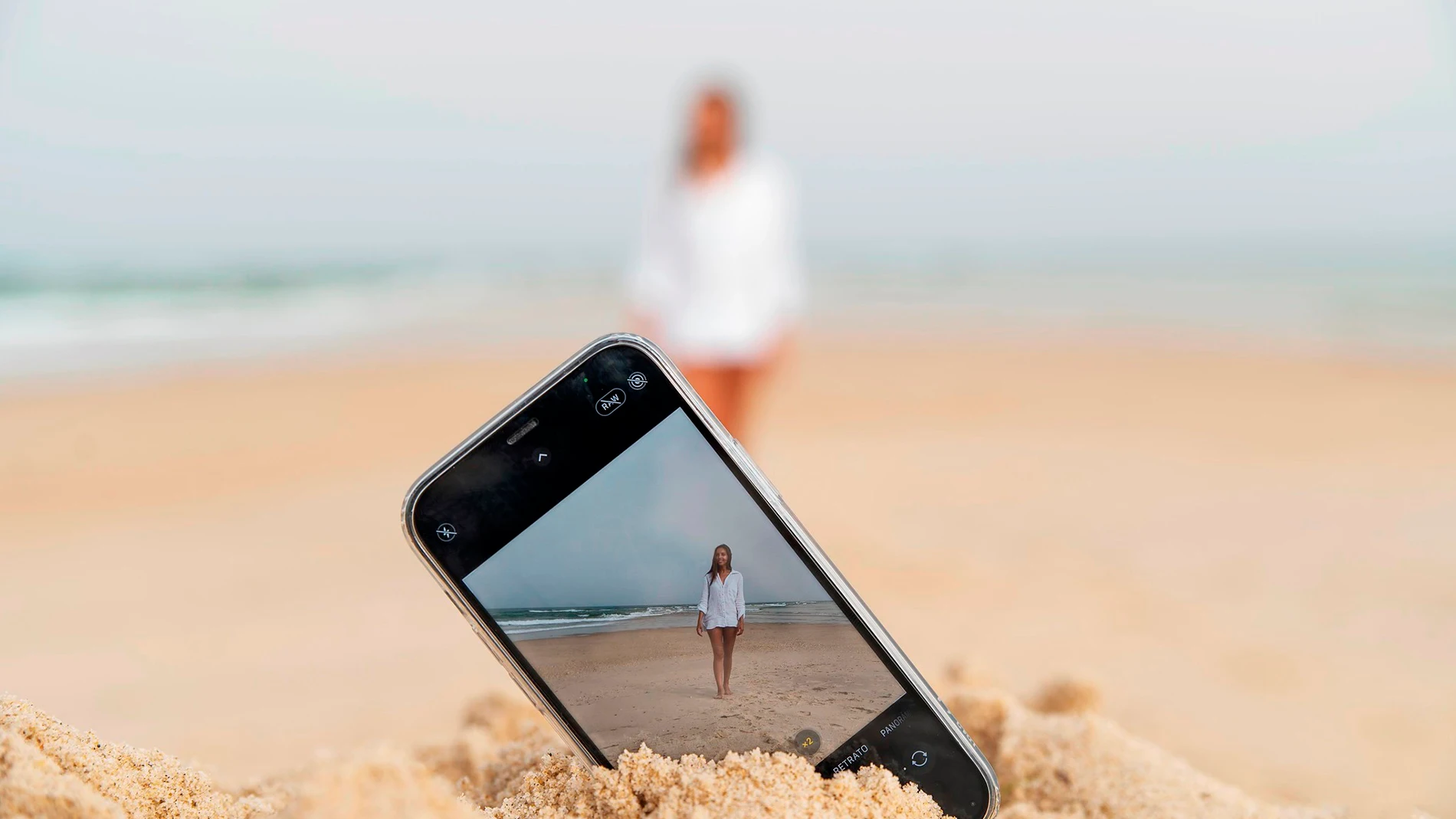 El grupo de telecomunicaciones refuerza su conexión en las playas españolas