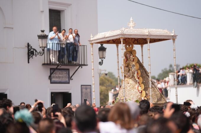 La Virgen del Rocío por las calles de la aldea durante la procesión