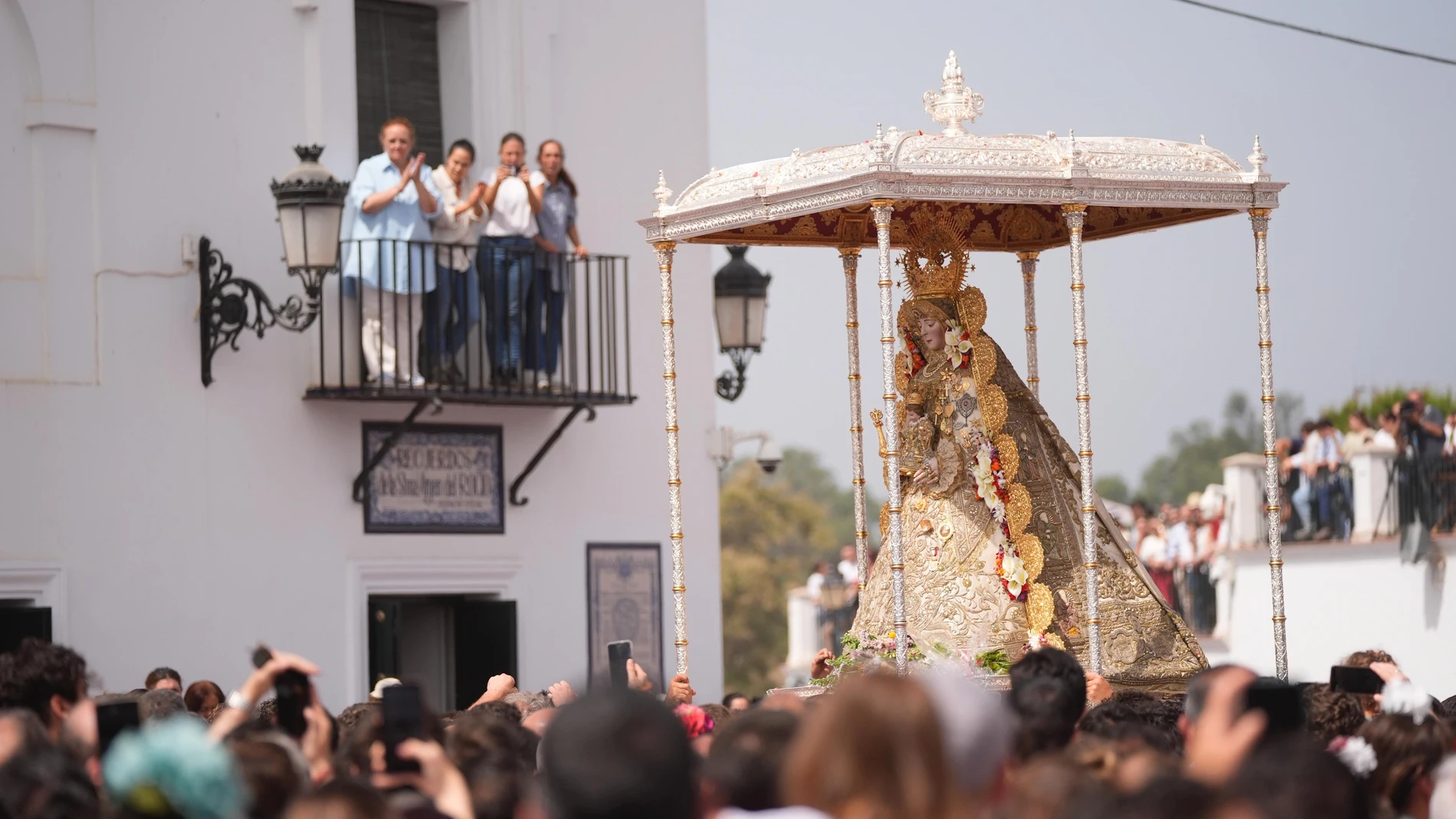 La Virgen del Rocío por las calles de la aldea durante la procesión.JOAQUÍN CORCHERO.- EUROPA PRESS09/06/2025