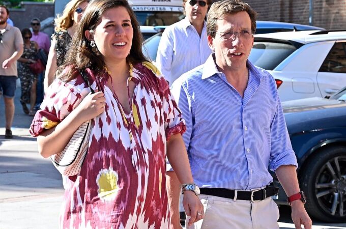 Teresa Urquijo arrasa con un vestido 'hippy' en su último plan con Martínez-Almeida antes de ser padres