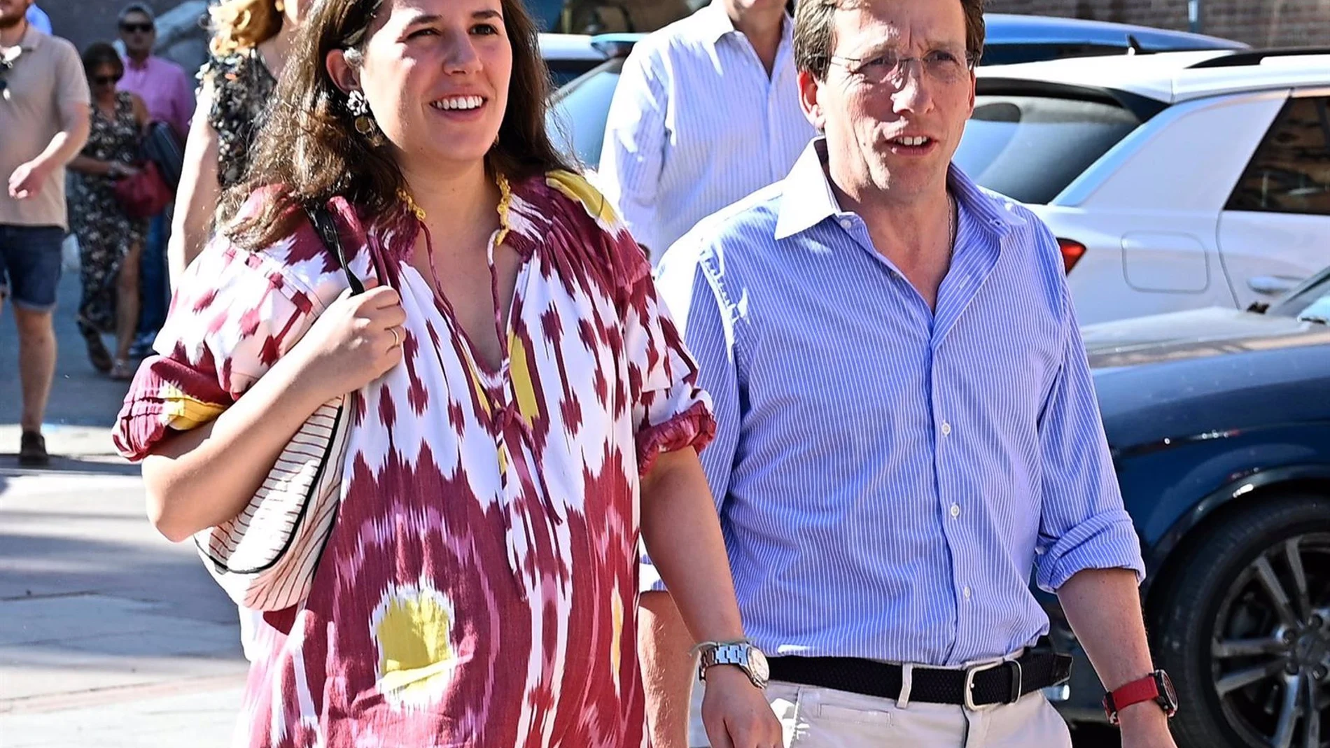 Teresa Urquijo arrasa con un vestido 'hippy' en su último plan con Martínez-Almeida antes de ser padres