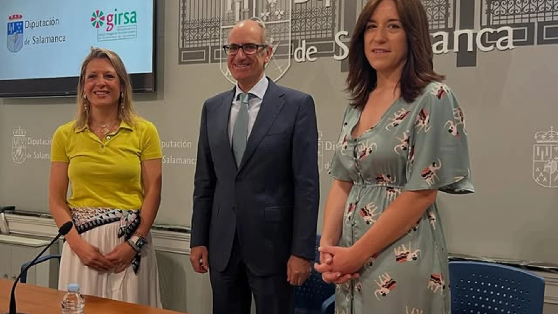 Javier Iglesias junto a Pilar Sánchez y María José Coca, durante la rueda de prensa