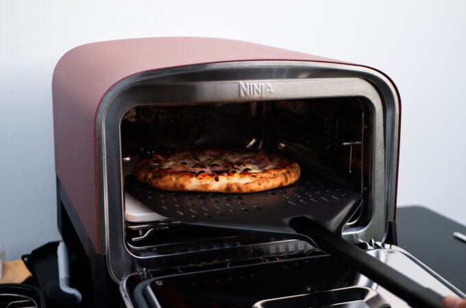Primer plano del horno de exteiror 8 en 1 de Ninja
