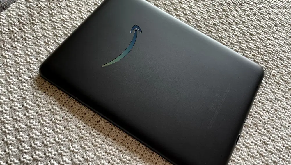 La trasera del lector de libros electrónico, con el logo de Amazon
