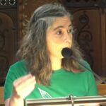 Las camisetas verdes en defensa del catalán aparecen en Cort en contra del acuerdo entre PP y Vox