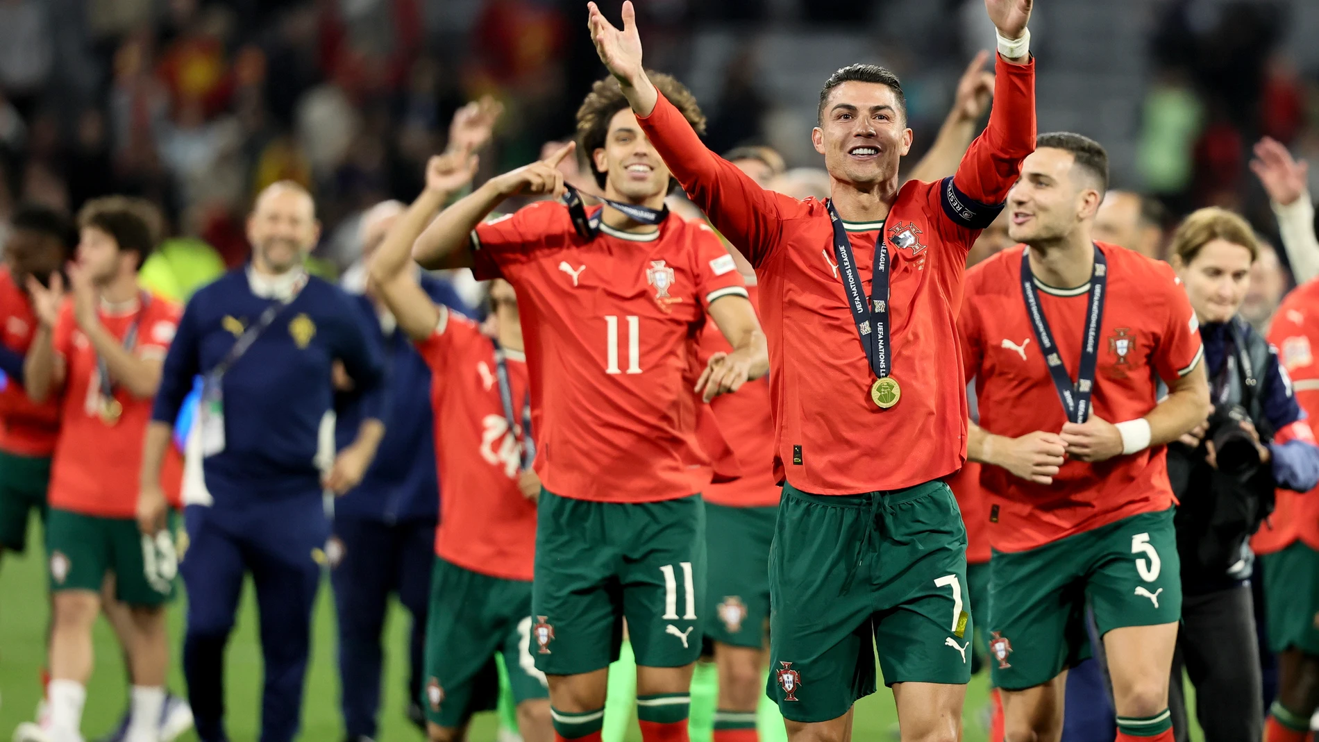 Munich (Germany), 09/06/2025.- Cristiano Ronaldo (2-R), of Portugal celebrates with teammates after winning the UEFA Nations League final match between Portugal and Spain in Munich, Germany 08 June 2025. (Alemania, España) EFE/EPA/RONALD WITTEK