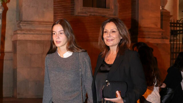 Alma, junto a su madre, Nuria González