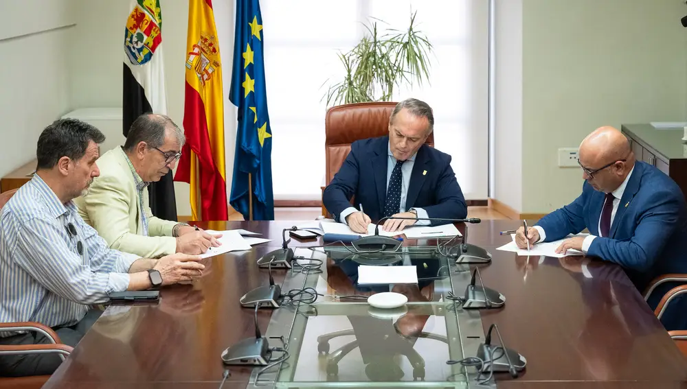 Momento de la firma del convenio entre la Junta y ambos Colegios de Abogados