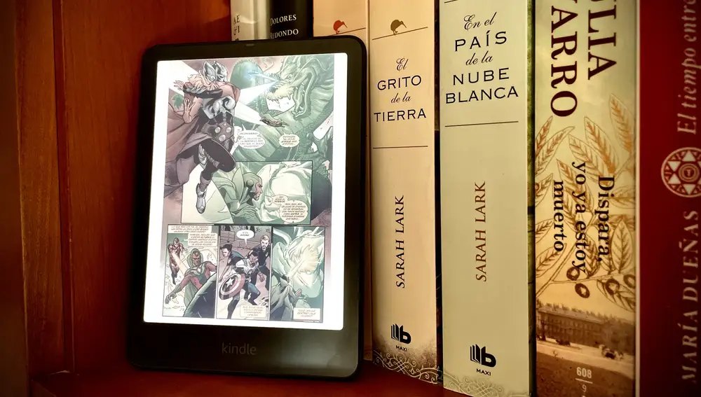 Un cómic abierto en el Kindle Colorsoft, en color negro metalizado