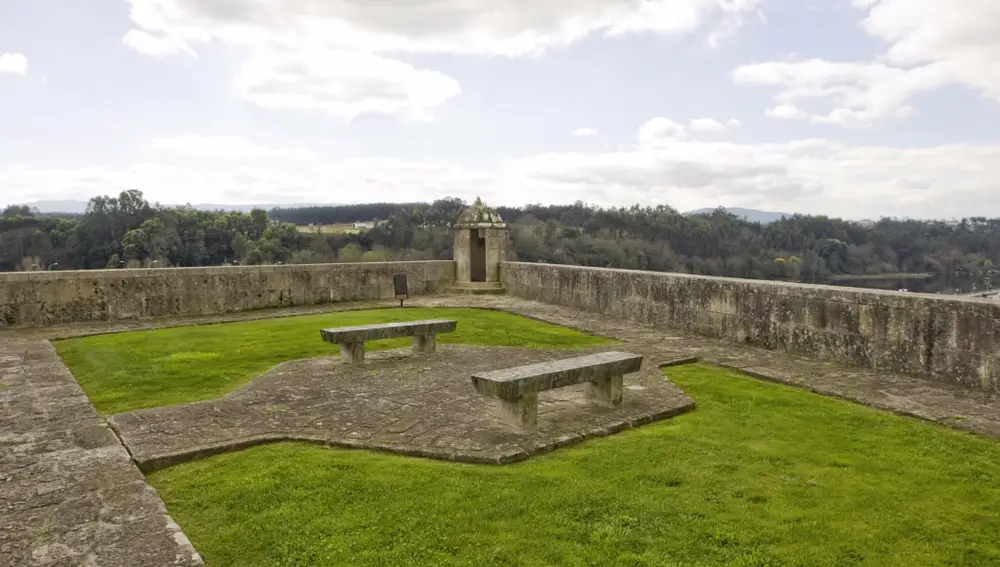 Vista del castillo de Salvaterra de Miño