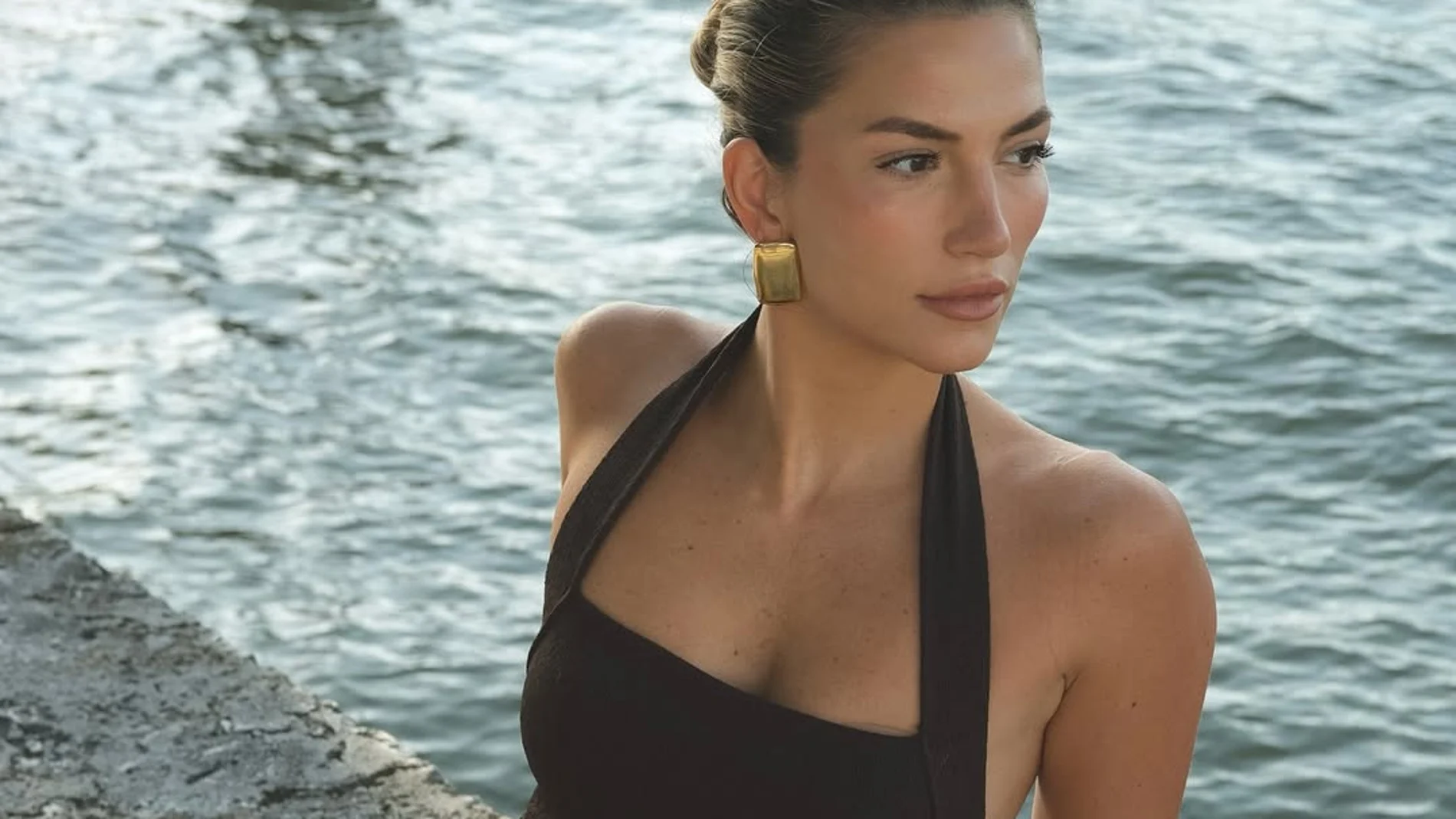 Influencer con top de invitada perfecta.