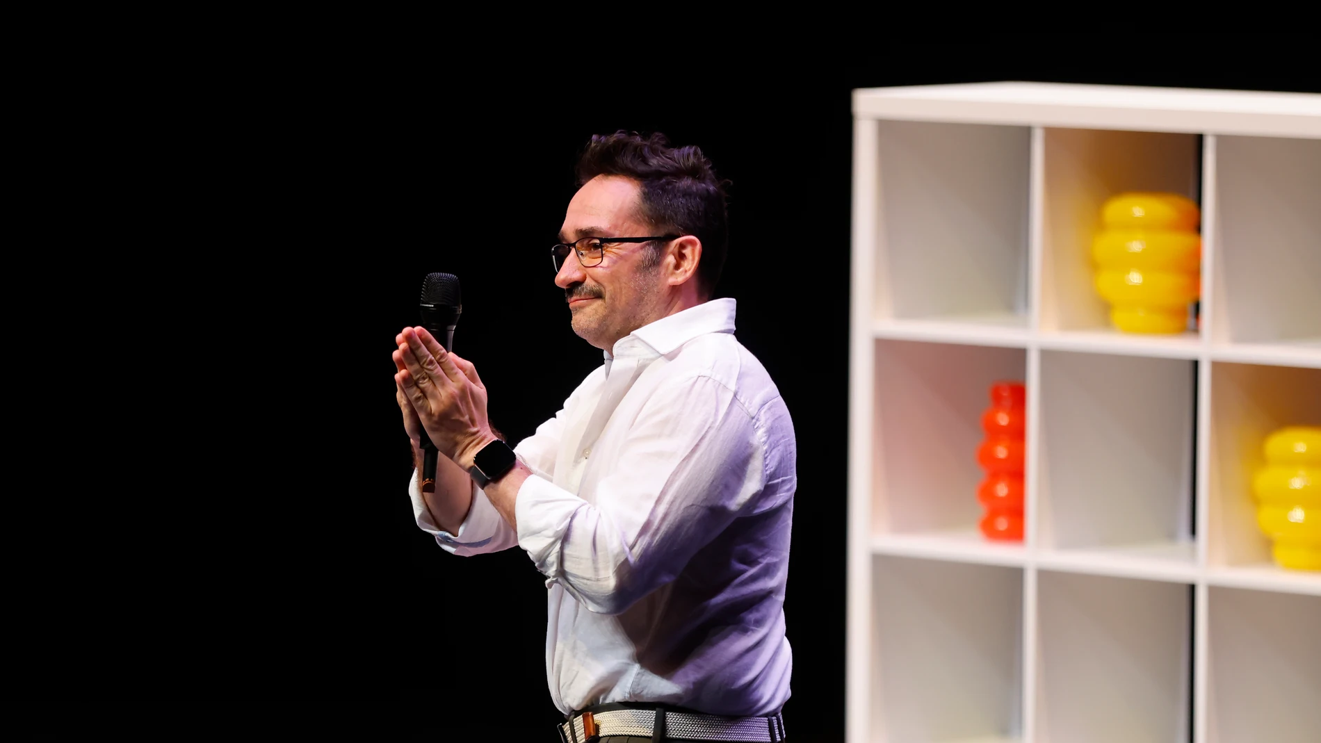 MEX4685. GUADALAJARA (MÉXICO), 08/06/2025.- El director de cine español, Juan Antonio Bayona, participa en un masterclass este domingo, en el marco del 40 Festival Internacional de Cine en Guadalajara (FICG), en Jalisco (México). Bayona dijo en México que dirigir una película es un ejercicio de supervivencia y de aprender a lidiar con los errores. EFE/ Francisco Guasco