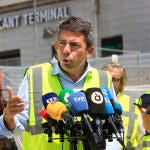 El presidente de la Generalitat, Carlos Mazón, atiende a los medios de comunicación tras visitar las obras de la estación del TRAM de Renfe en Alicante