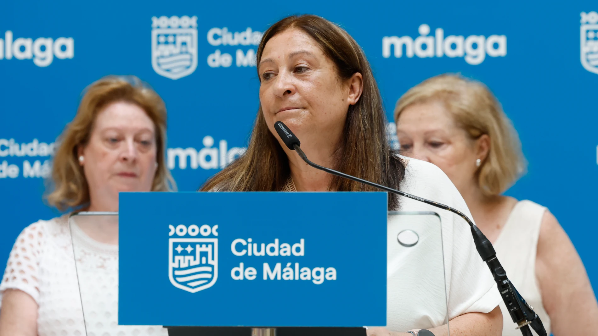 GRAFAND9116. MÁLAGA, 09/06/2025.-Loli, una de las hermanas de Manuel José García Caparrós, el joven sindicalista muerto de un disparo de la Policía en la manifestación por la autonomía de Andalucía del 4 de diciembre de 1977 en Málaga, durante la rueda de prensa ofrecida esta mañana en el Ayuntamiento malagueño para exigir al Gobierno nuevas acciones por la memoria y reparación de su hermano ante "la falta de los avances prometidos".EFE/Jorge Zapata